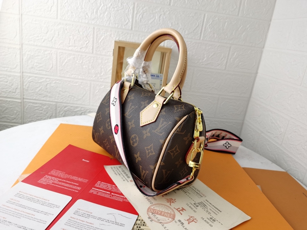 ルイヴィトンバッグ背面デザイン